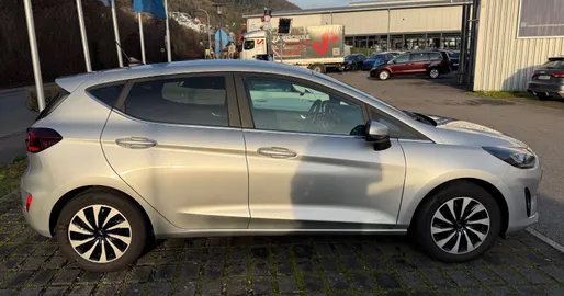 Car image 4