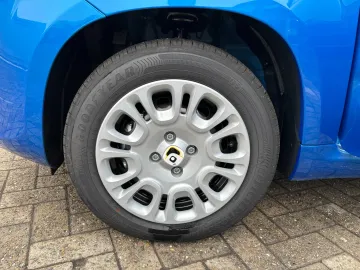 Car image 18