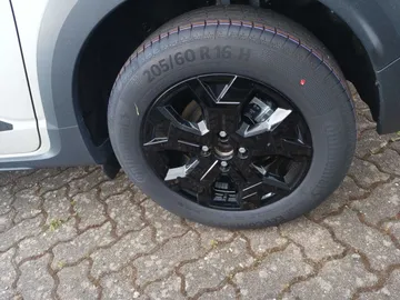 Car image 22