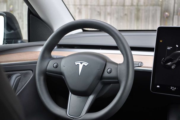 Tesla Model Y Standard Range 255 kW image number 16