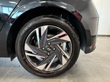 Car image 32