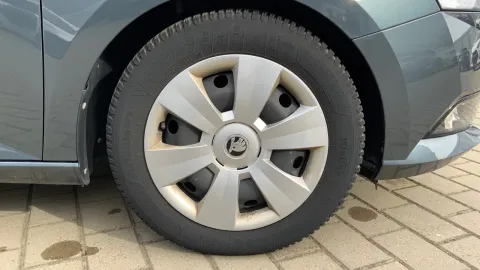 Car image 38