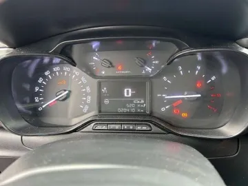 Car image 18