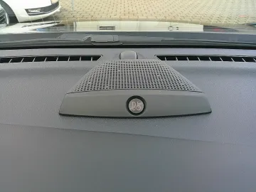 Car image 32