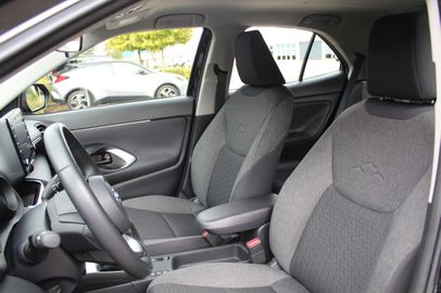 Car image 14