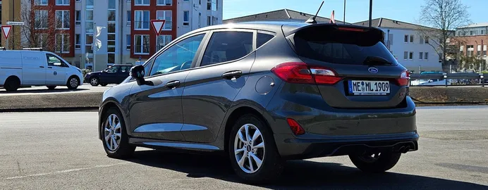 Car image 5