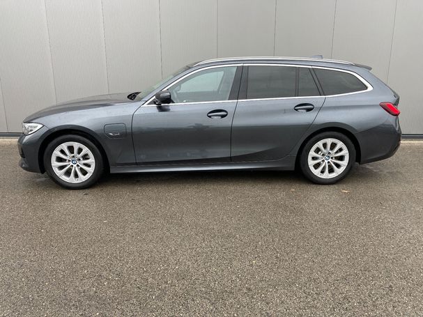 BMW 320 Touring e Sport xDrive 150 kW image number 3