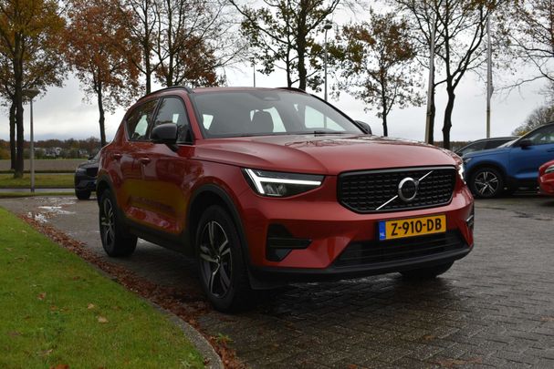 Volvo XC40 Plus Dark B4 155 kW image number 2