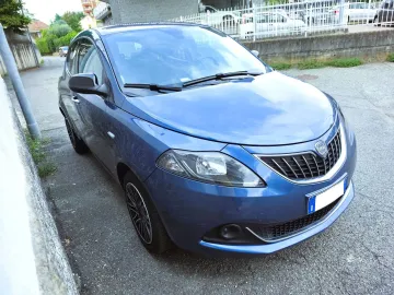 Car image 2