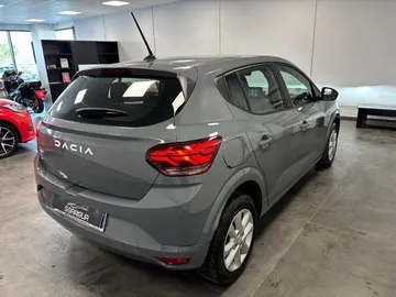 Car image 4
