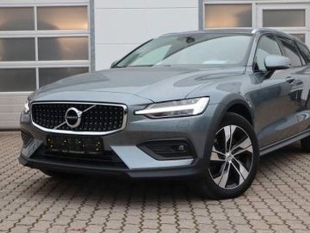 Volvo V60 Cross Country B4 Pro AWD 145 kW image number 2