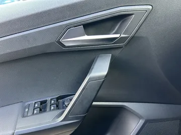 Car image 30