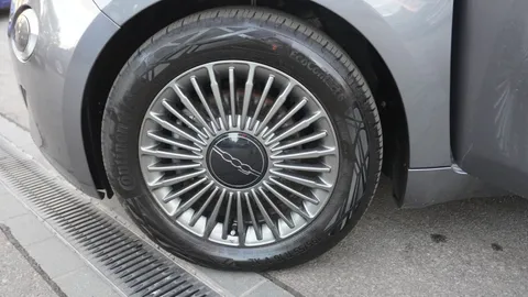 Car image 30