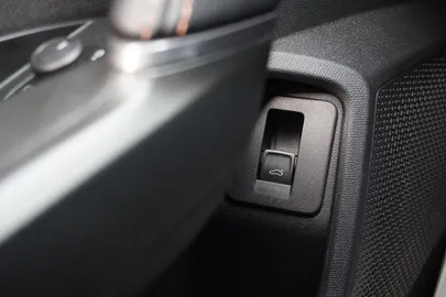 Car image 34
