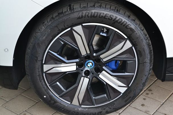 BMW iX xDrive50 385 kW image number 6