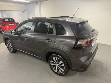 Car image 4