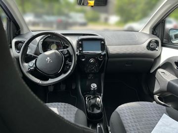 Car image 12