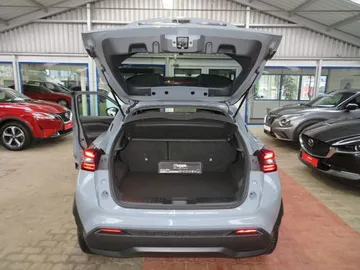 Car image 16