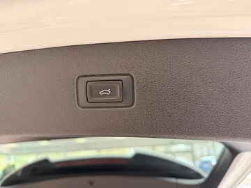 Car image 34