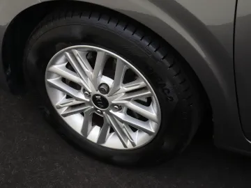 Car image 30
