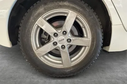 Car image 19