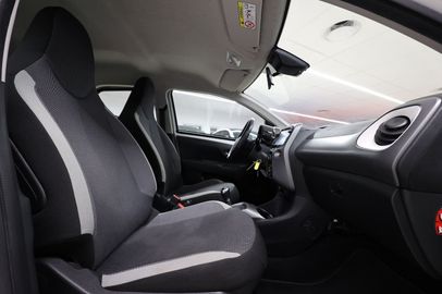 Car image 12