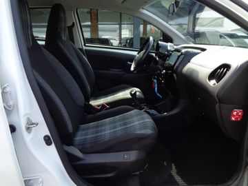 Car image 12