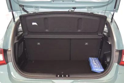 Car image 18