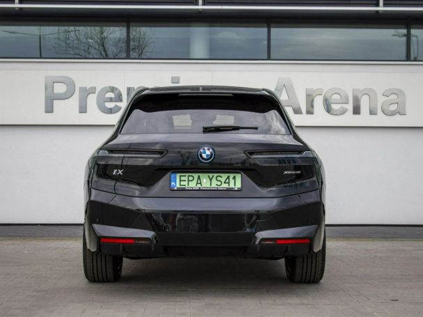 BMW iX xDrive40 240 kW image number 8