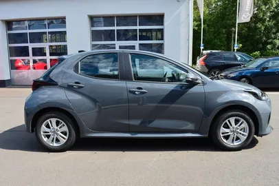 Car image 4