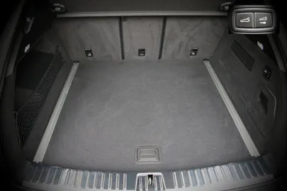 Car image 34