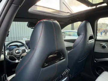 Car image 26