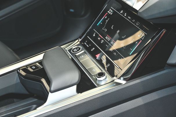 Audi Q8 50 quattro e-tron Advanced 250 kW image number 11