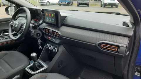 Car image 11