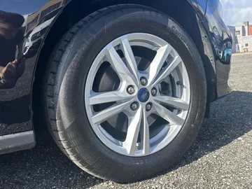 Car image 30