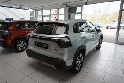 Car image 4