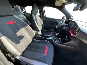 Car image 17