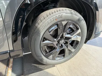 Car image 25