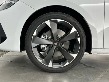 Car image 30