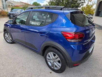 Car image 14