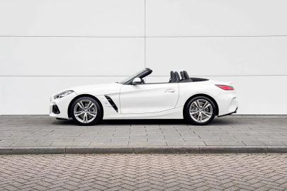 Car image 3