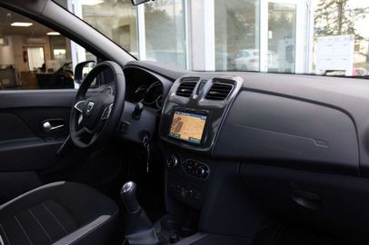 Car image 12