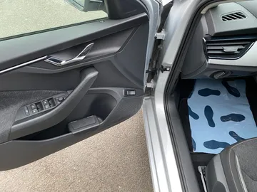 Car image 29