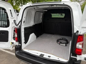 Car image 28