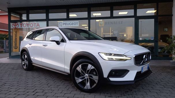 Volvo V60 Cross Country B4 Pro AWD 145 kW image number 2