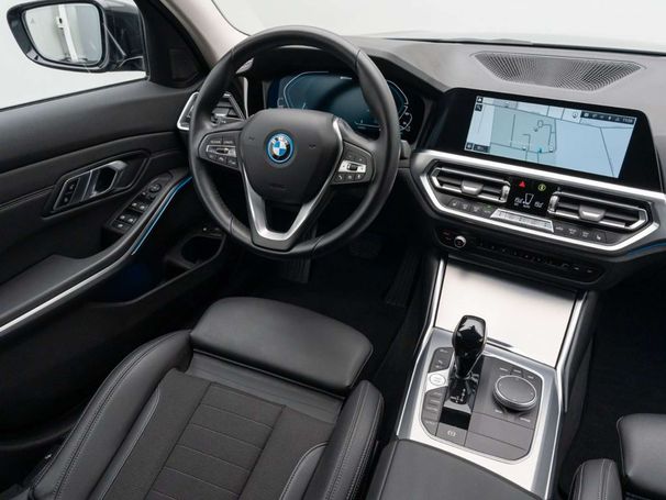 BMW 330e Touring xDrive 215 kW image number 8