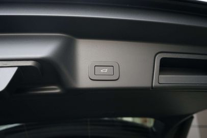 Car image 32