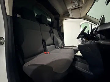 Car image 40