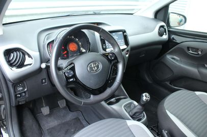 Car image 11