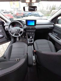 Car image 12